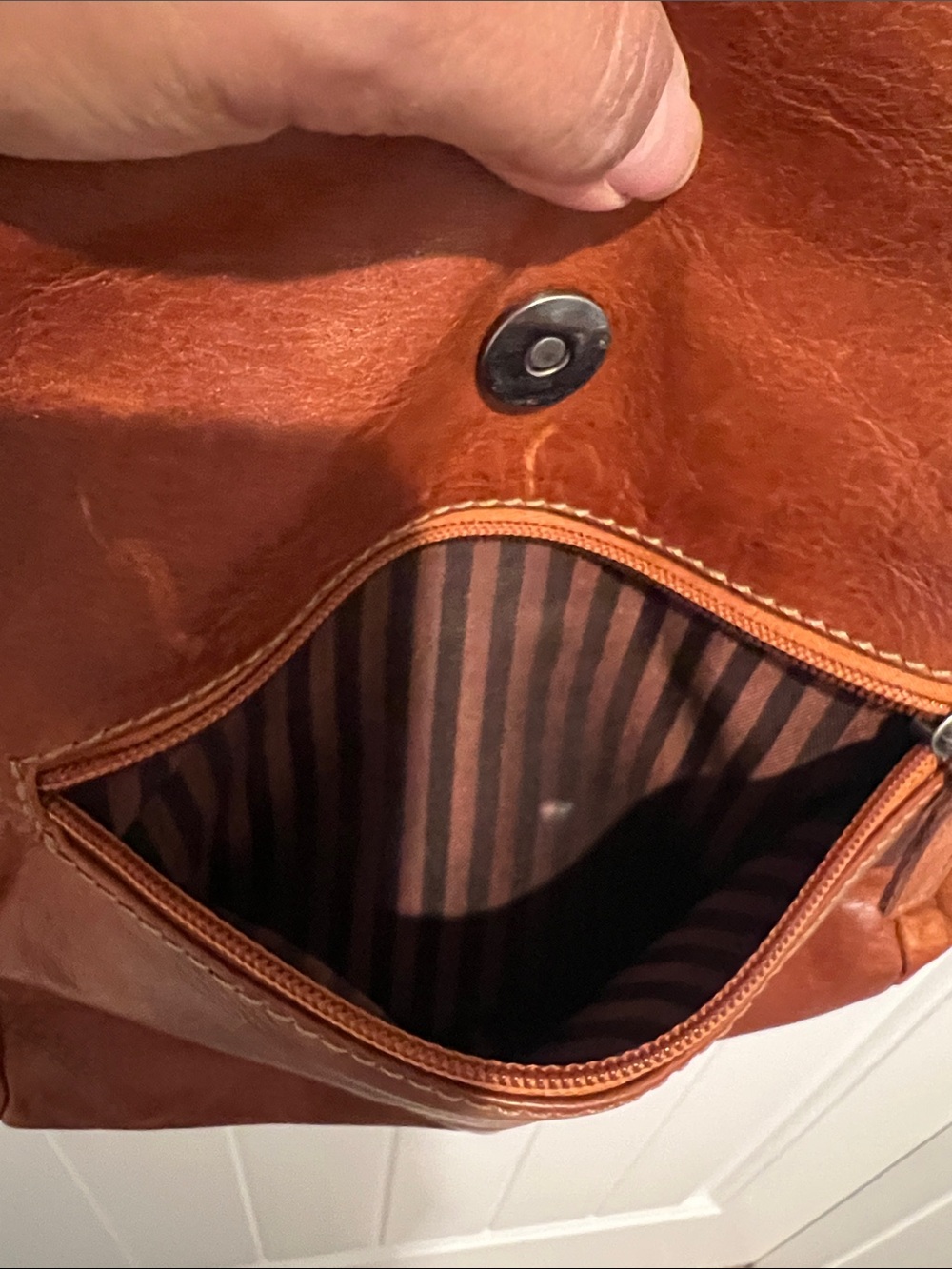 Jack George women brown leather crossbody bag. - Picture 9 of 14